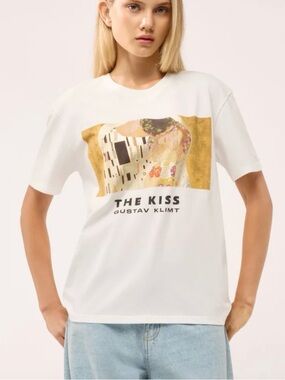 Terranova apoh London Gustav Klimt 'The Kiss' Graphic Tee in White. Size M